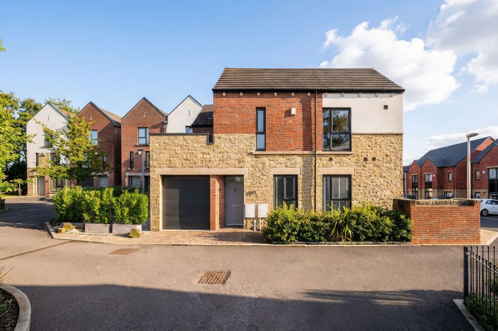 Property photo 2 of 34