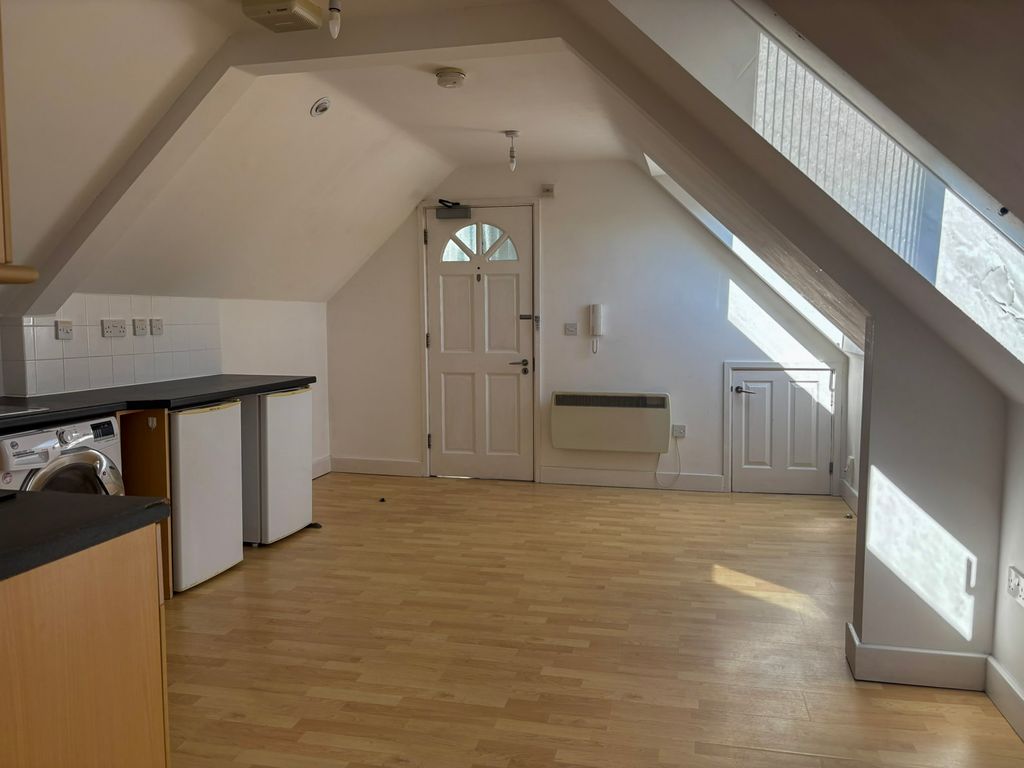 Property photo 3 of 5 Studio