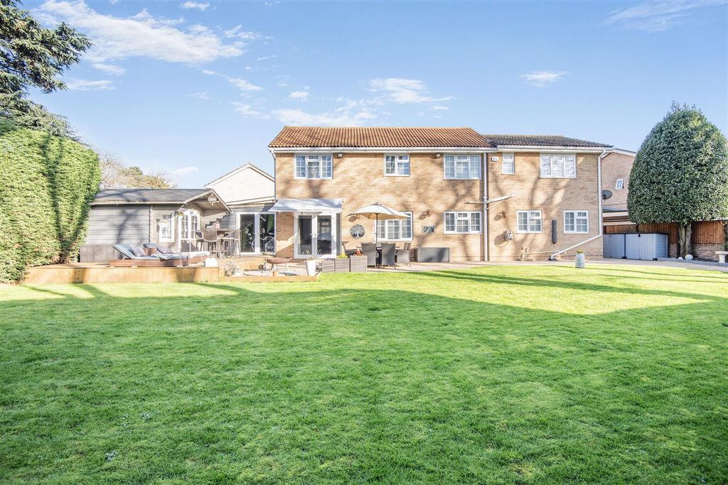 Property photo 2 of 27 8680809-Exterior06.Jpg