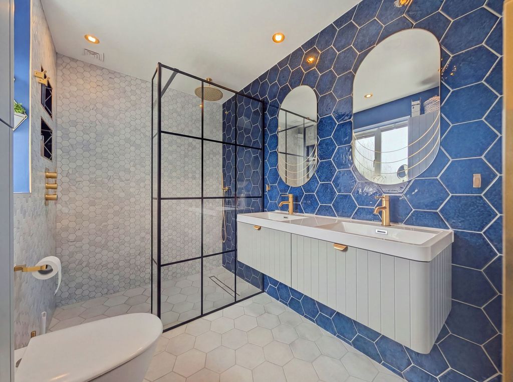 Property photo 3 of 26 En-Suite Shower Room