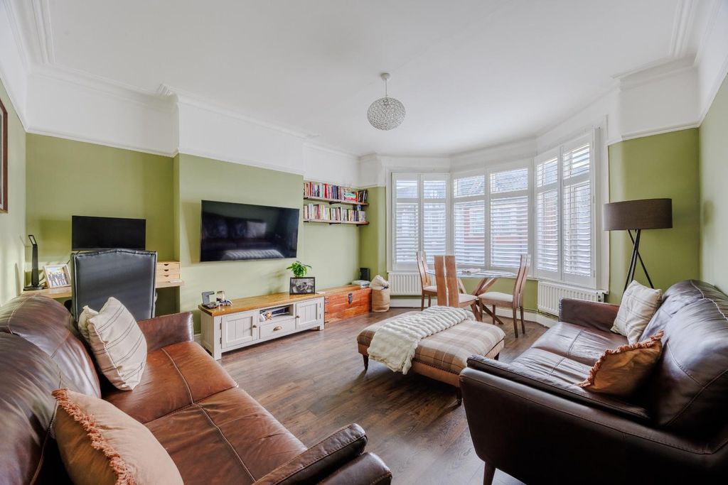 Property photo 2 of 18 Lounge