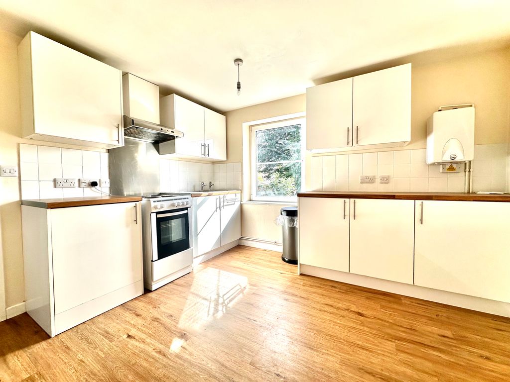 Property photo 2 of 6 Kitchen