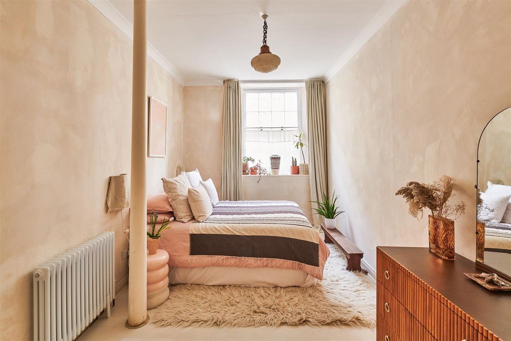 Property photo 1 of 33