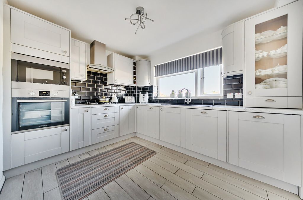 Property photo 1 of 11 1415736-10-699F40...