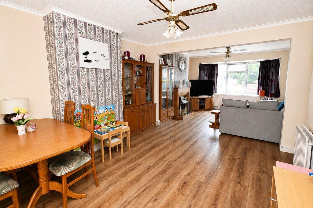 Property photo 3 of 24 Lounge/ Dining Area