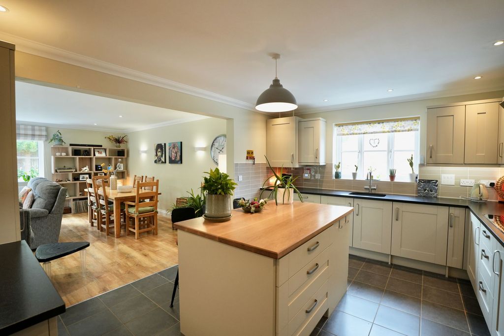 Property photo 2 of 38 Kitchen/Breakfast Room