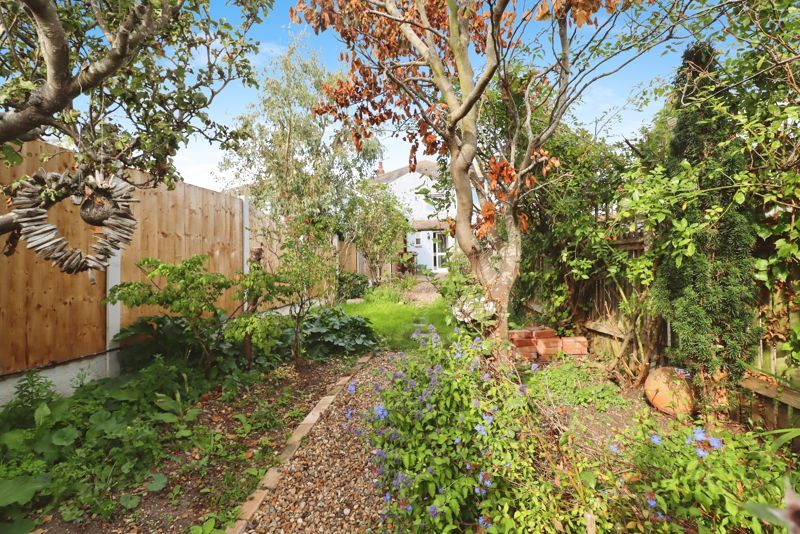 Property photo 2 of 27 Hurst Green