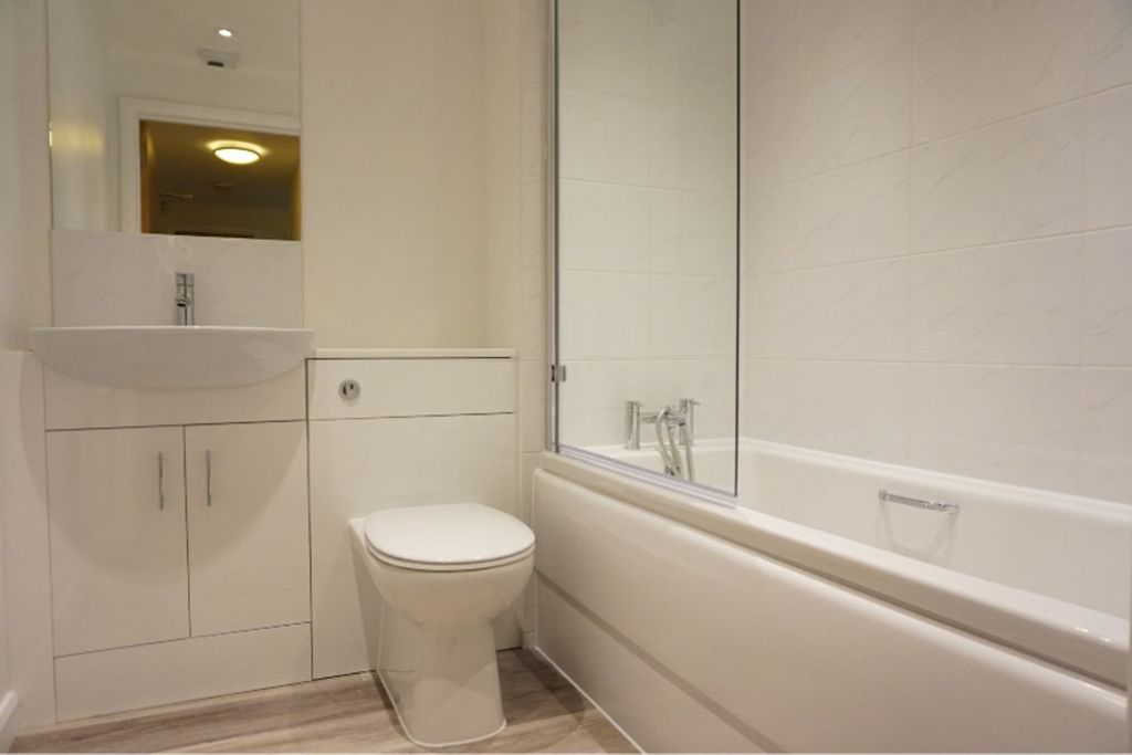 Property photo 3 of 9 Bathroom