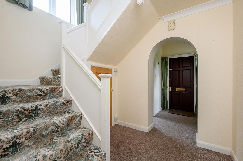 Property photo 3 of 21 Entrance Hall