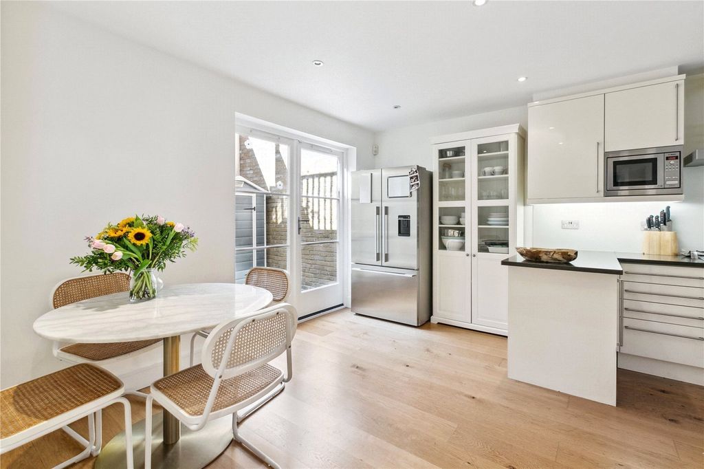 Property photo 1 of 10 Kitchen