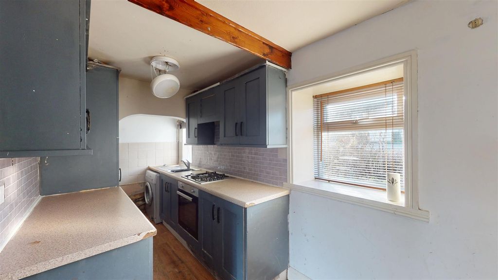 Property photo 3 of 9 Kitchen