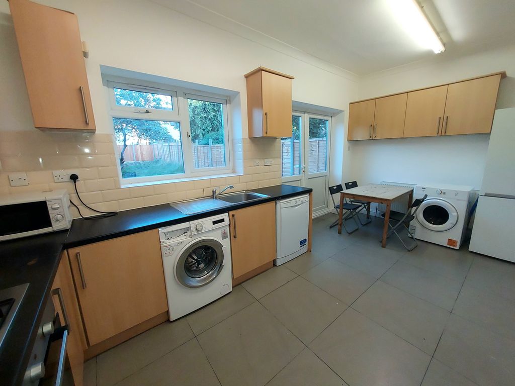 Property photo 1 of 17 6-Bedroom Terraced House