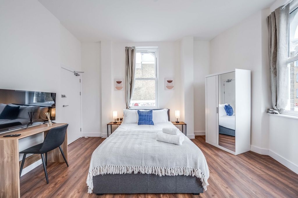 Property photo 2 of 8 Bright And Inviting Double Bedroom Featuring A Com...