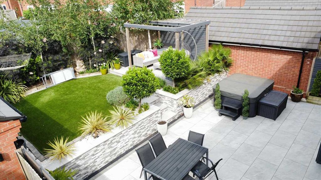 Property photo 2 of 33