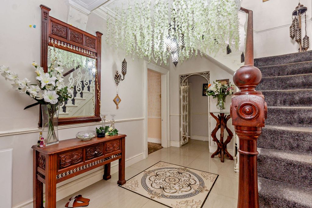 Property photo 2 of 31