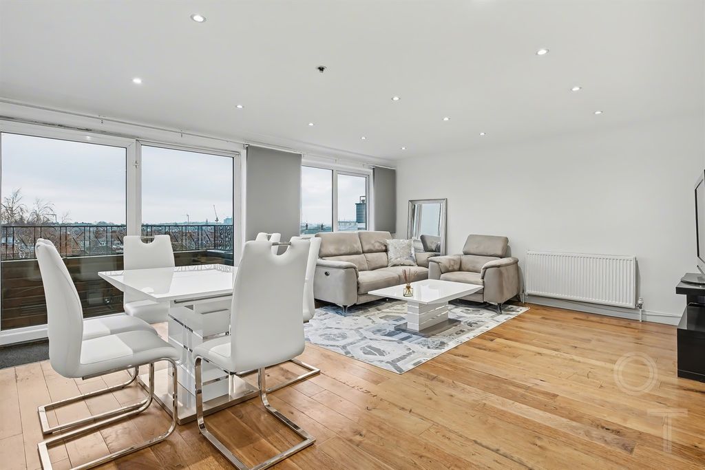 Property photo 3 of 11 Reception