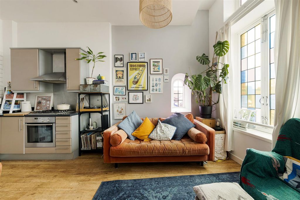 Property photo 2 of 14 Woodgrange Road, E7
