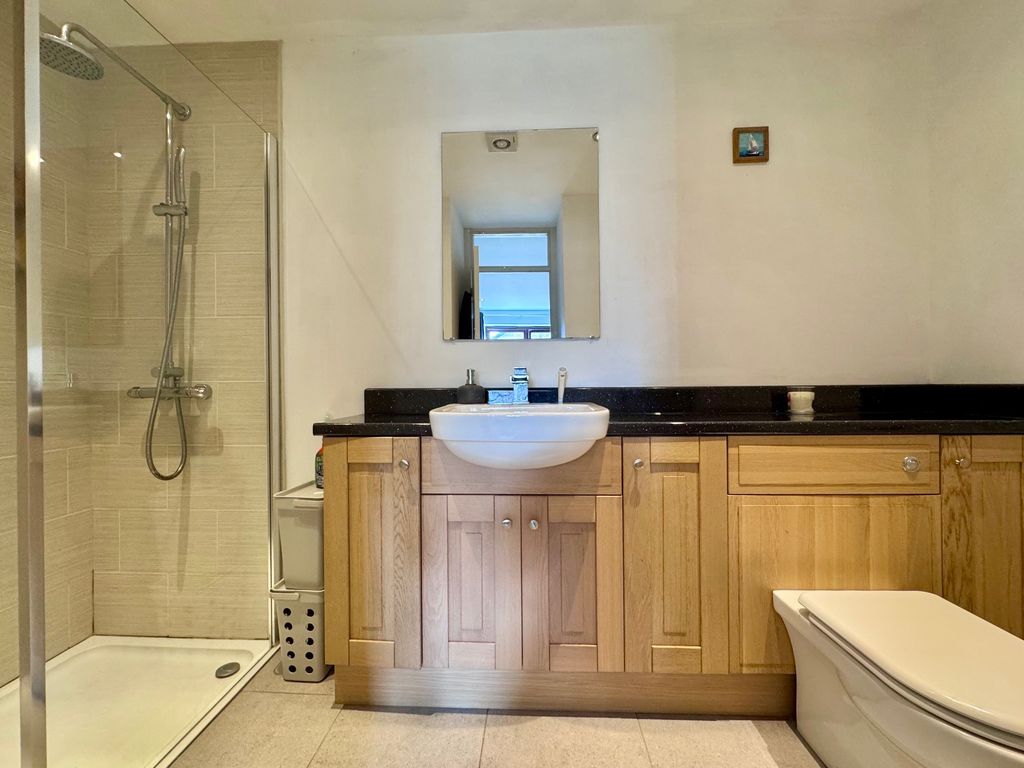 Property photo 3 of 18 Guest Bedroom En Suite