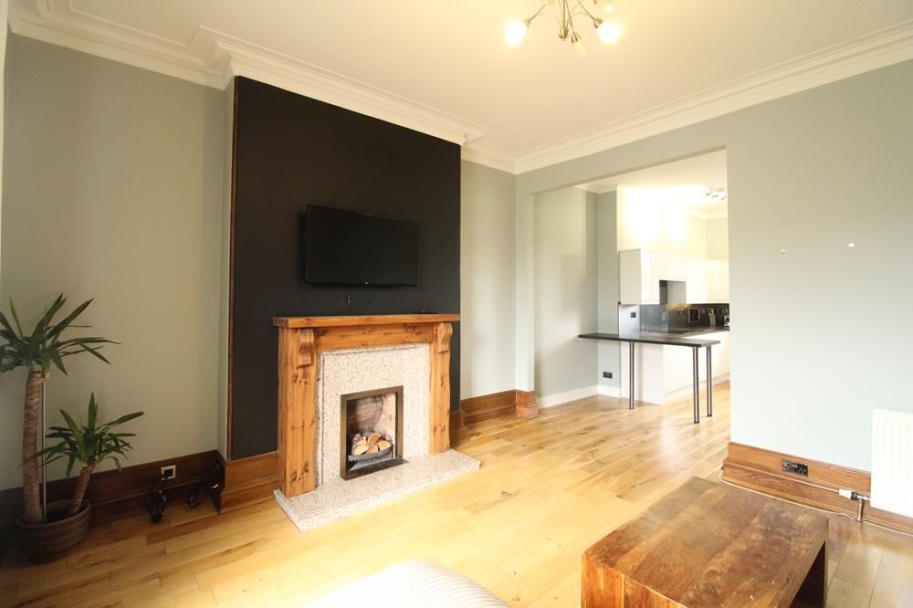 Property photo 3 of 17 Lounge 4