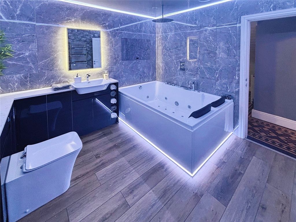 Property photo 3 of 31 Modern Bathroom