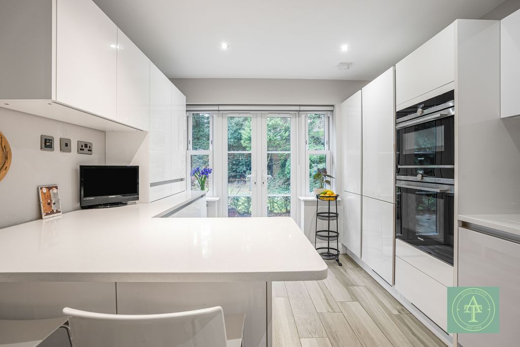 Additional image 6 of 3 bed flat for sale50 Village Road, Bush Hill Park, Enfield EN1