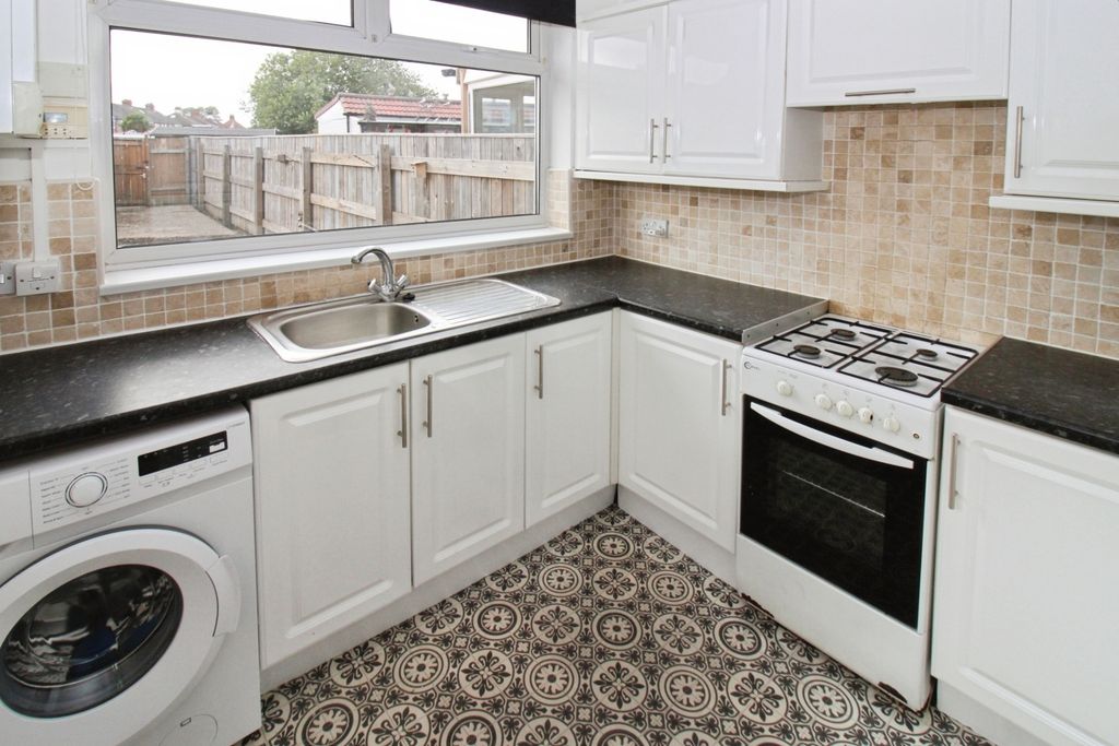 Property photo 3 of 11 Fitted Kitchen