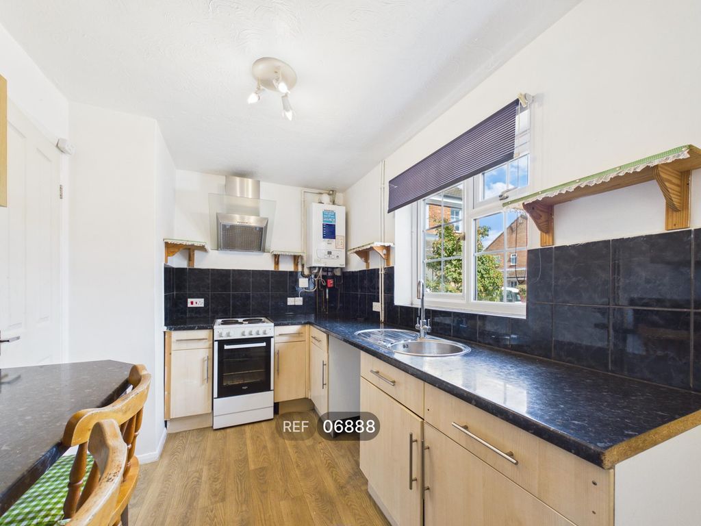 Property photo 3 of 11 Kitchen