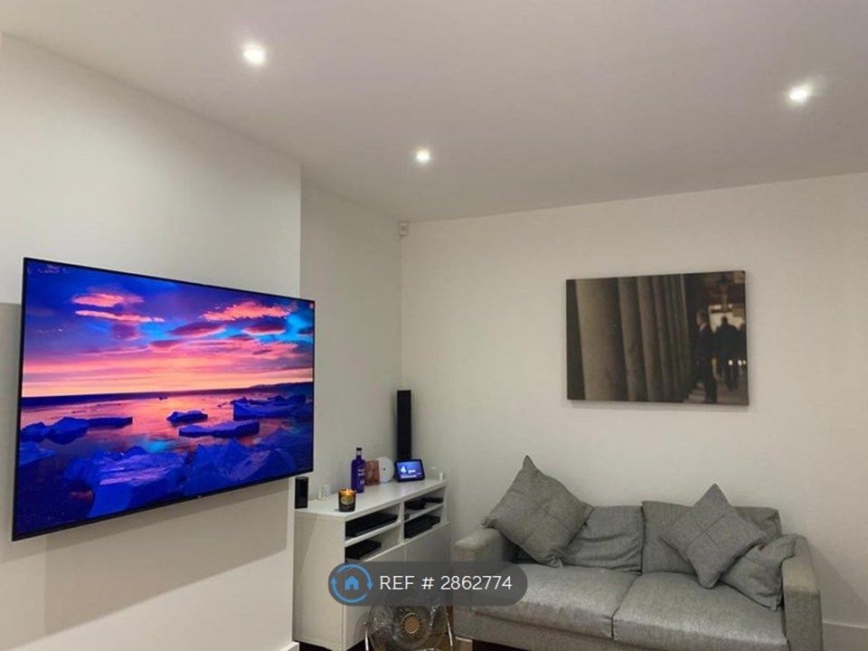 Property photo 3 of 10 Living Room