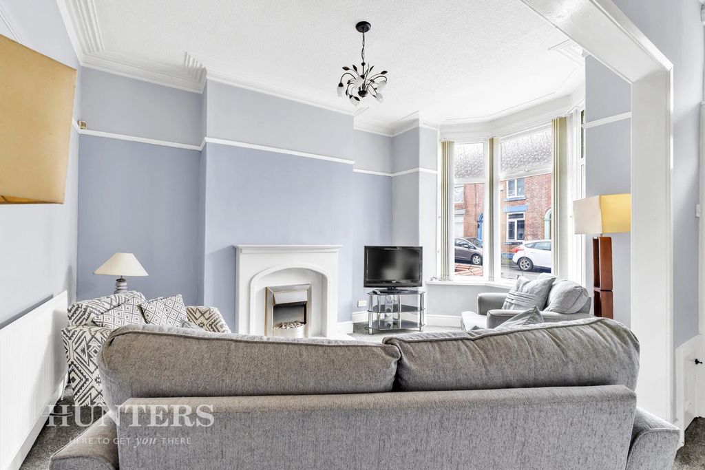 Property photo 3 of 17 Lounge