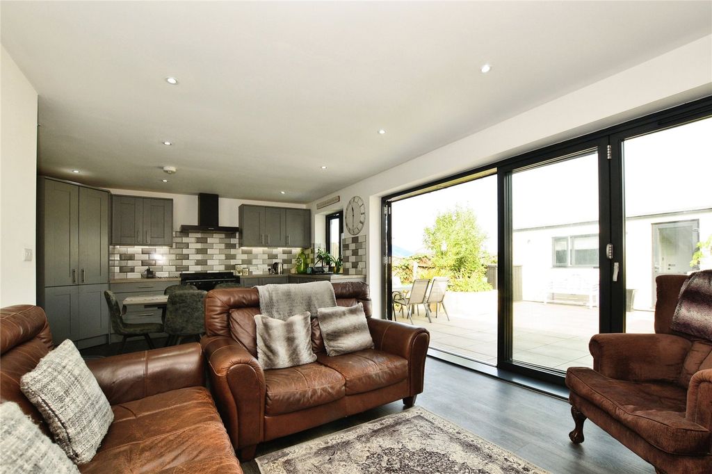 Property photo 3 of 16 Lounge