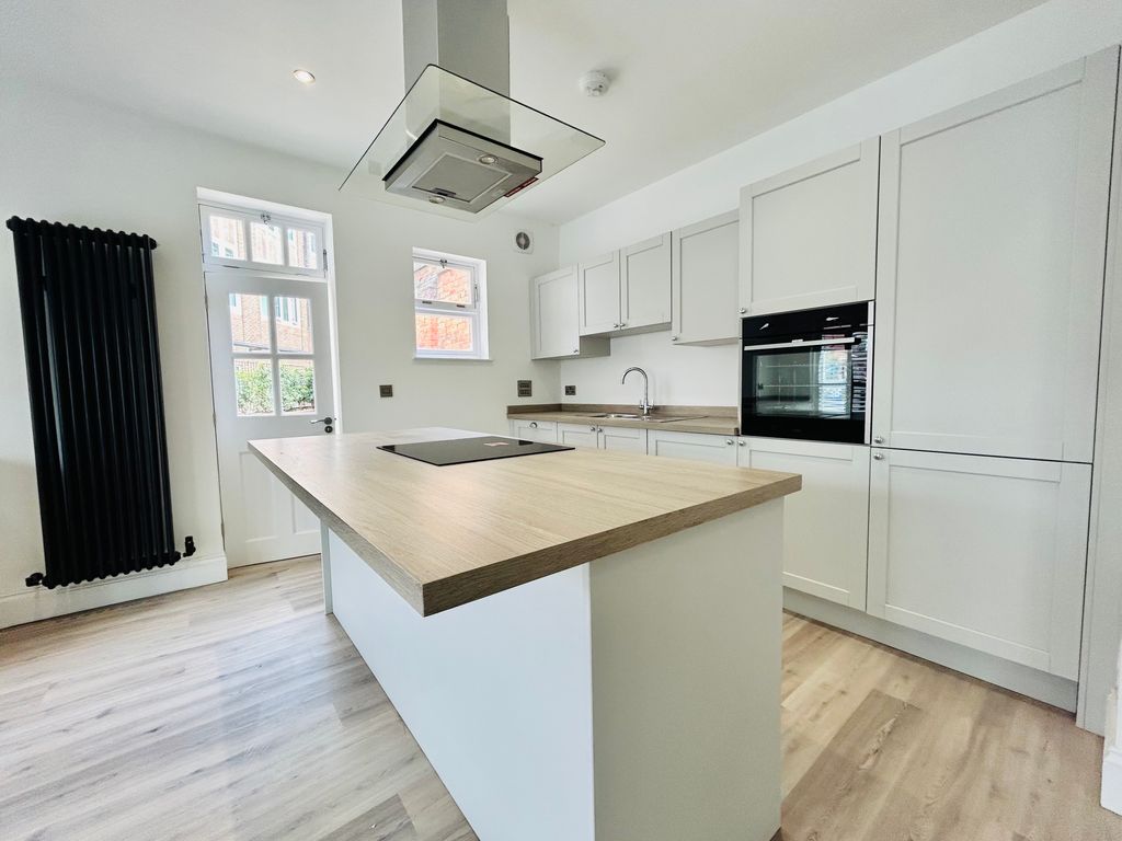 Property photo 2 of 9 Kitchen