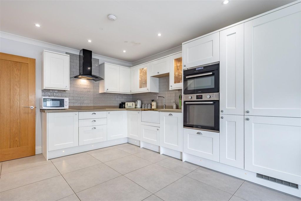 Property photo 3 of 45 1A, Bumbles Green (4).Jpg