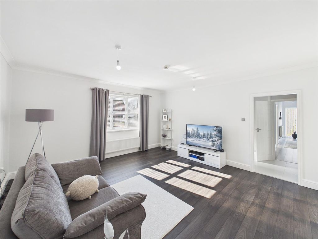 Property photo 2 of 18 Cam04045G0-Pr0079-Still002.Jpg