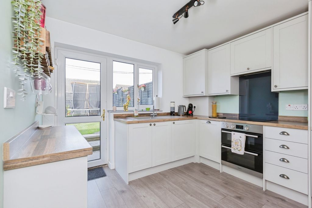 Property photo 3 of 17 Kitchen
