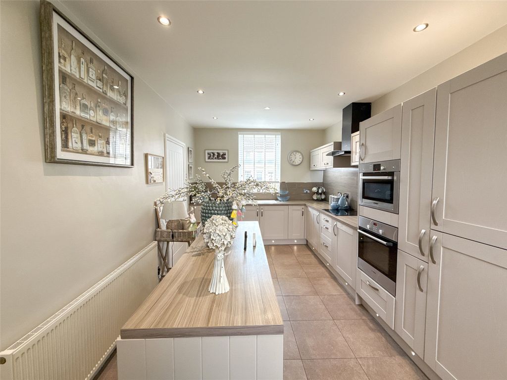 Property photo 3 of 33 Kitchen