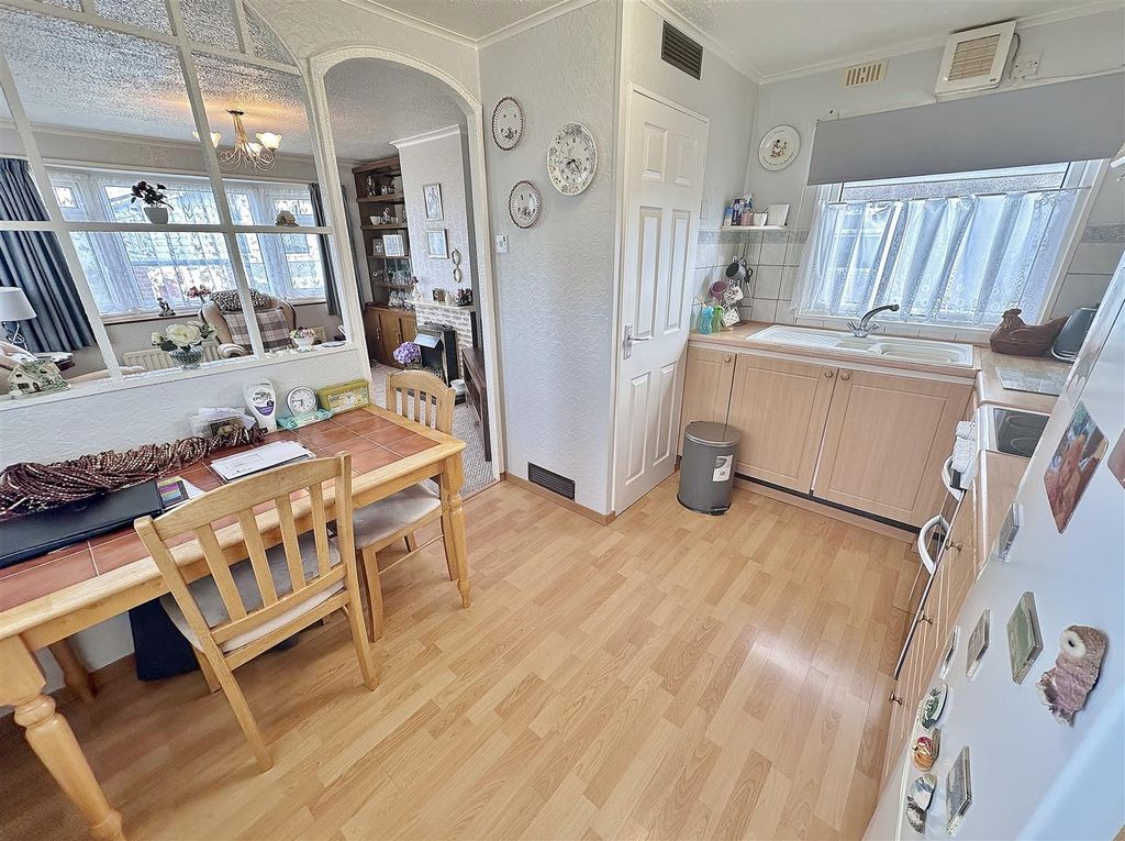 Property photo 3 of 7 Kitchen
