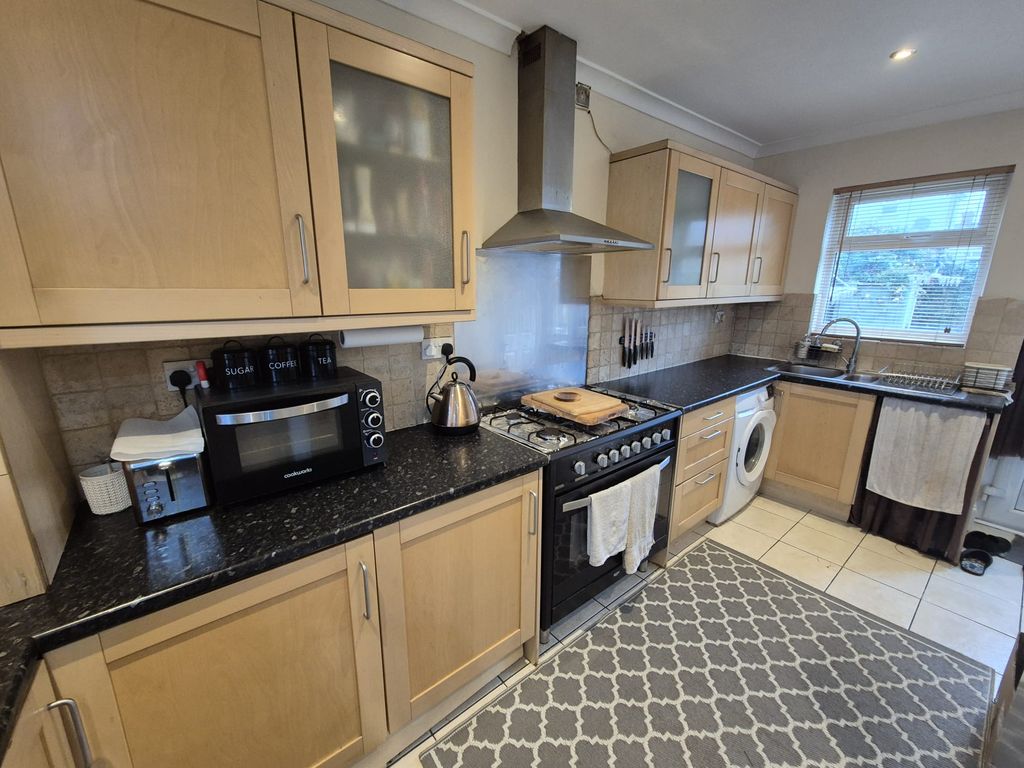 Property photo 3 of 7 Kitchen