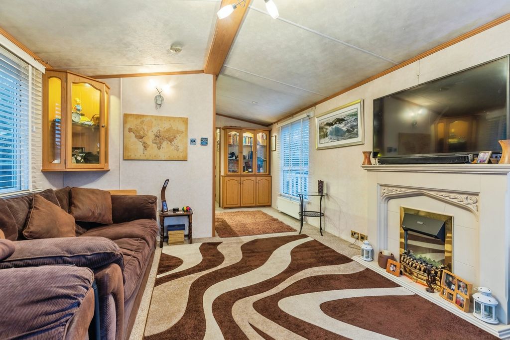 Property photo 3 of 19 Lounge