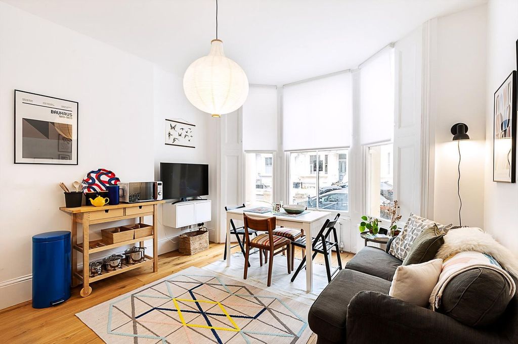 Property photo 1 of 28 Living Room