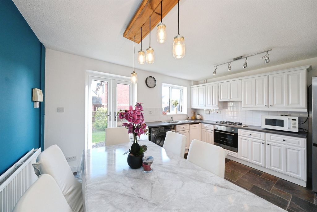 Property photo 2 of 32