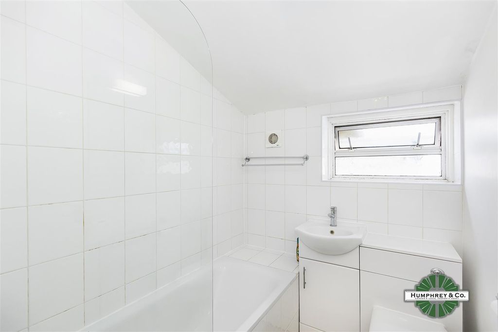 Property photo 3 of 21 Brookdale Road - 06.Jpg