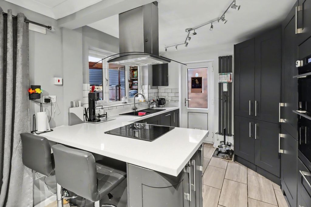 Property photo 3 of 17 Kitchen