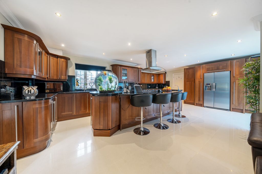 Property photo 3 of 28 Kitchen + Fishbowl