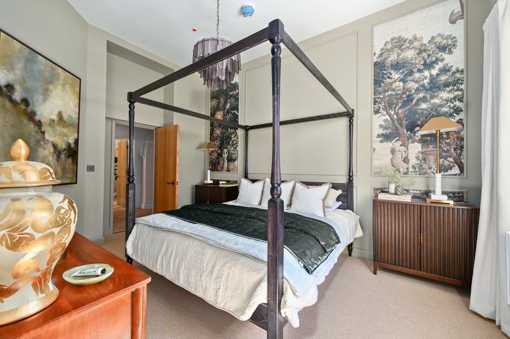 Property photo 1 of 9 Bedroom