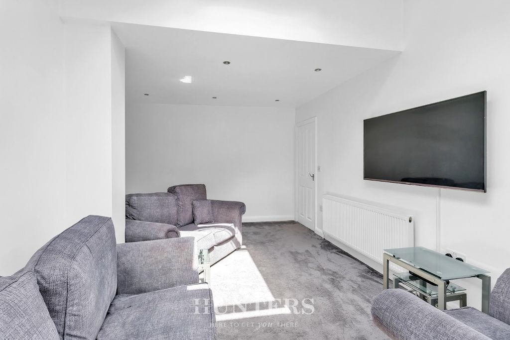 Property photo 3 of 27 Naunton Rd (1).Jpg