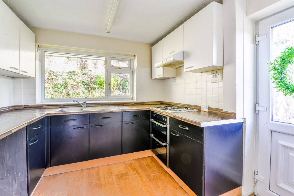 Property photo 3 of 25 Kitchen