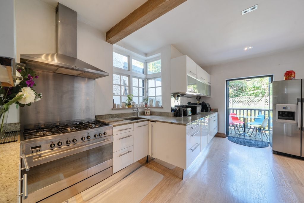 Property photo 2 of 25