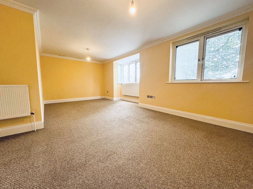 Property photo 2 of 11 Lounge