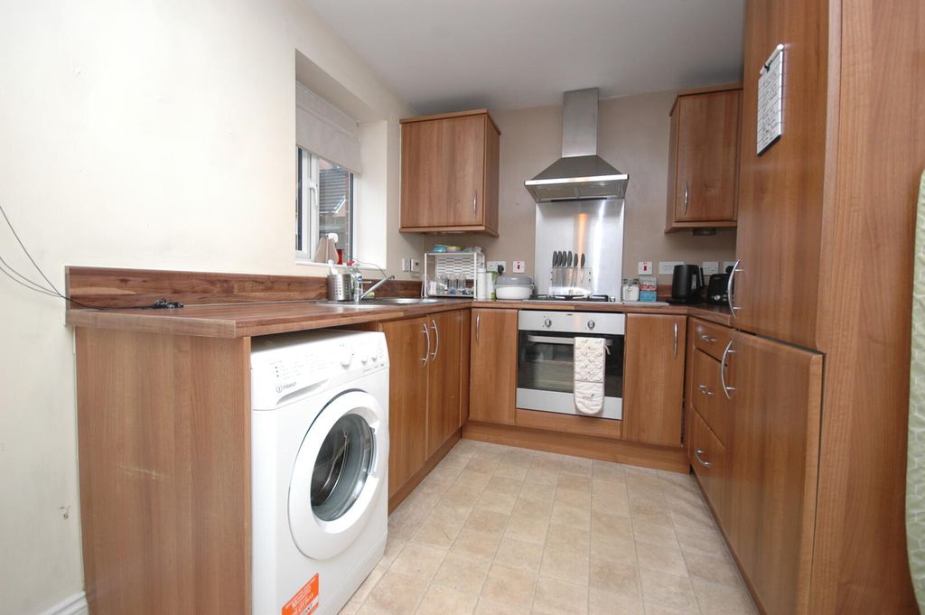 Property photo 3 of 9 Kitchen