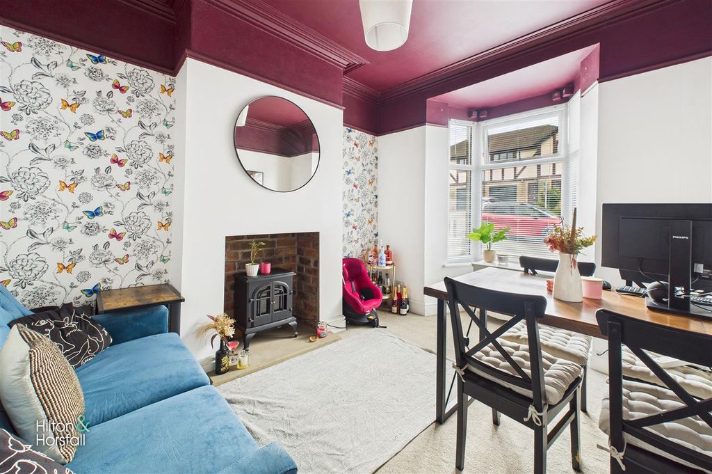 Property photo 2 of 18 Louvain Street
